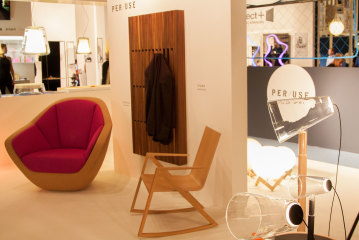 PER/USE met sofa in kurk en The Lovers lampen op Biënnale Interieur