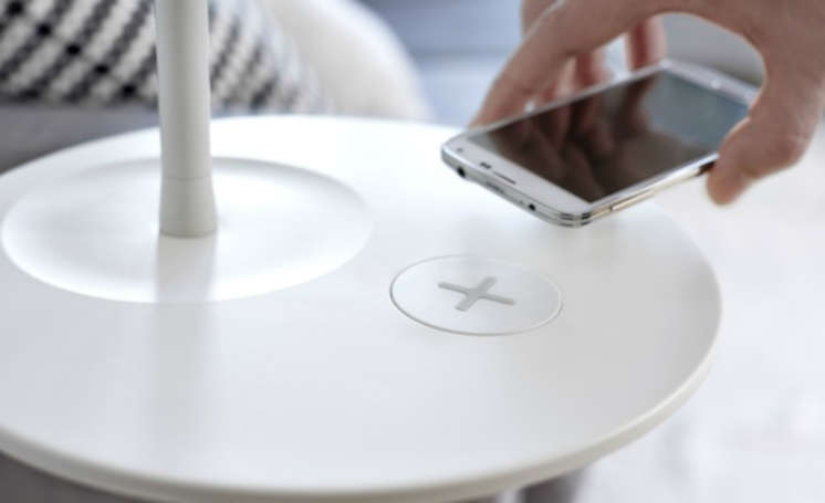 Smartphone draadloos opladen met Ikea-meubels