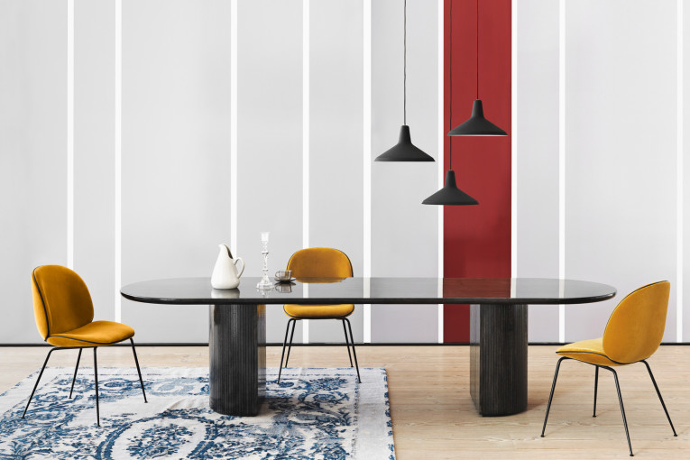GUBI Moon Collection: donkere tafels die de ruimte verlichten